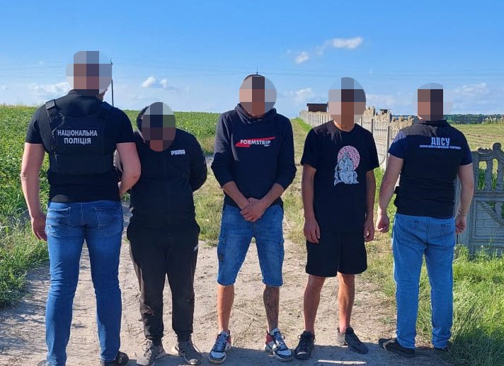 За 3 тисячі доларів. На Львівщині чоловік переправляв через кордон поза пунктами пропуску