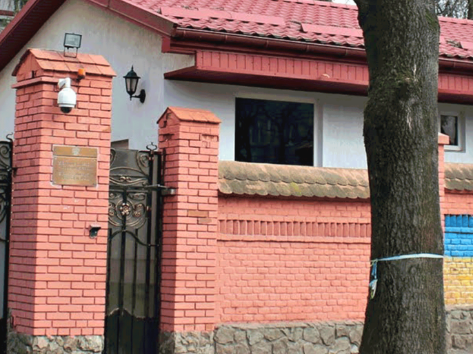 У Львові в огорожу консульства Росії кинули «коктейль Молотова»