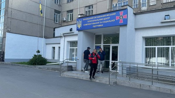 Пляшка замість туалету та приклеєні скотчем подушки: У Вінницькому ТЦК прокоментували відео про умови для мобілізованих