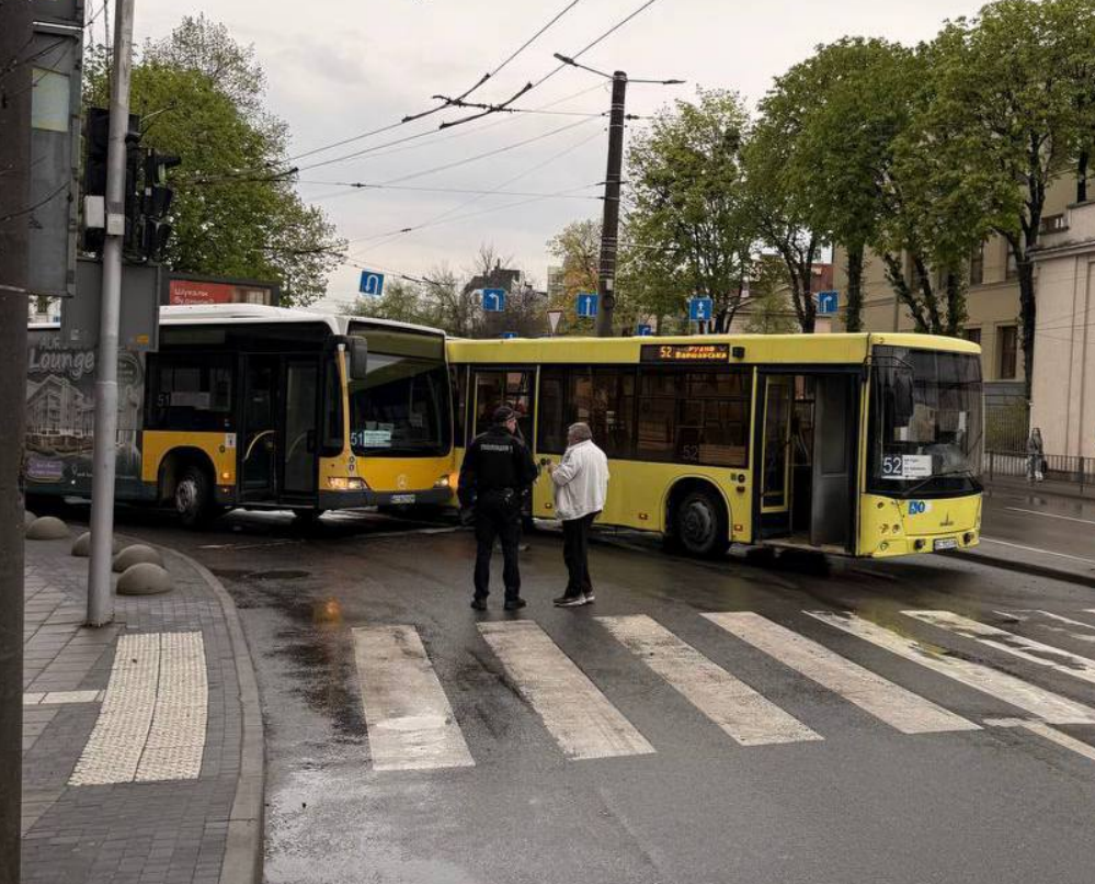 У центрі Львова зіткнулися два автобуси: рух біля популярного ТРЦ ускладнено (фото)