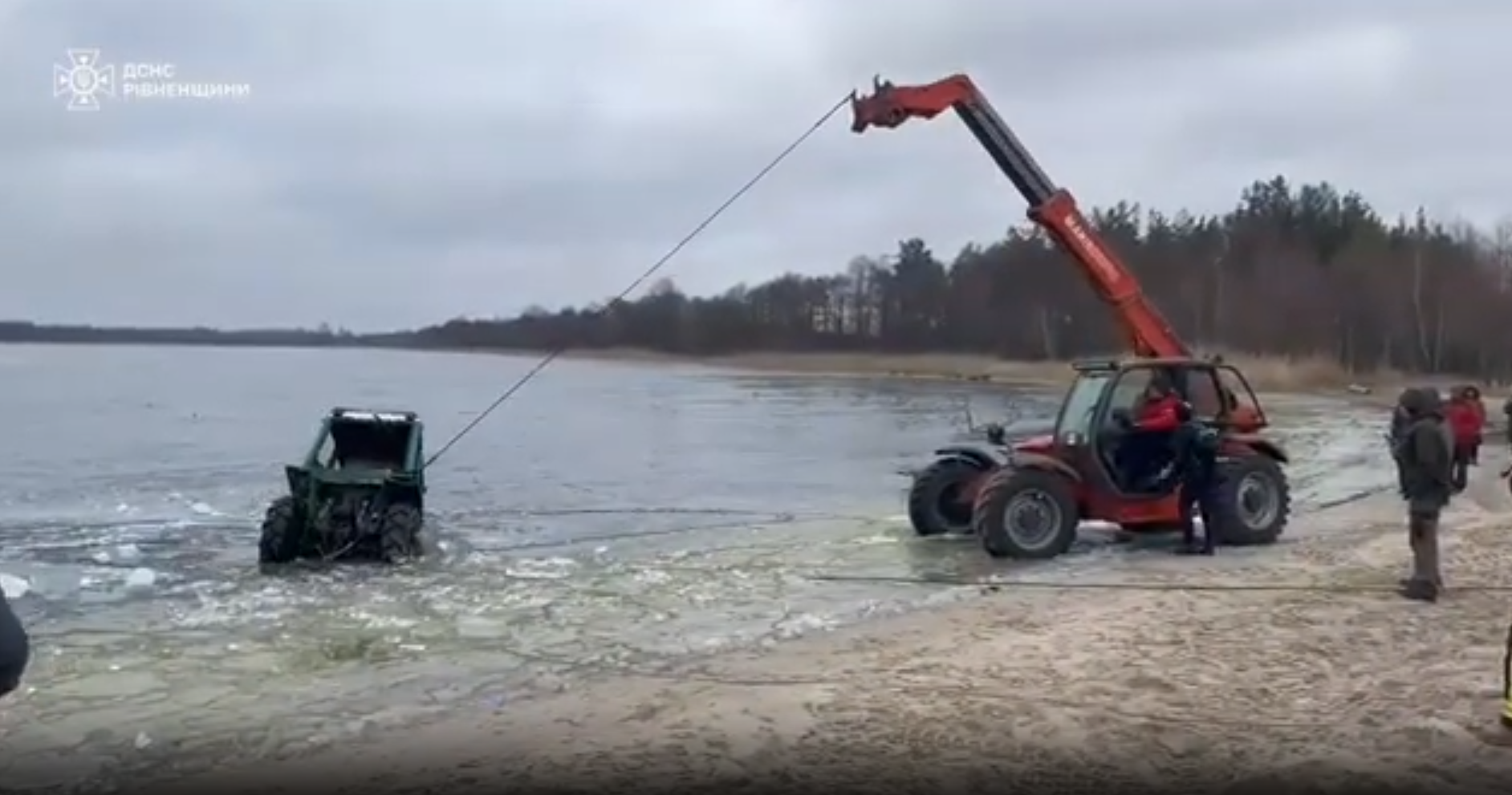 На Рівненщині трактор провалився під кригу: водій загинув (відео)