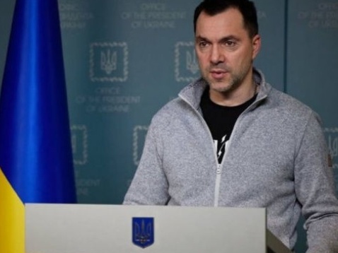 Росіянам не вдається оточити українські війська у зоні ООС, –  Арестович
