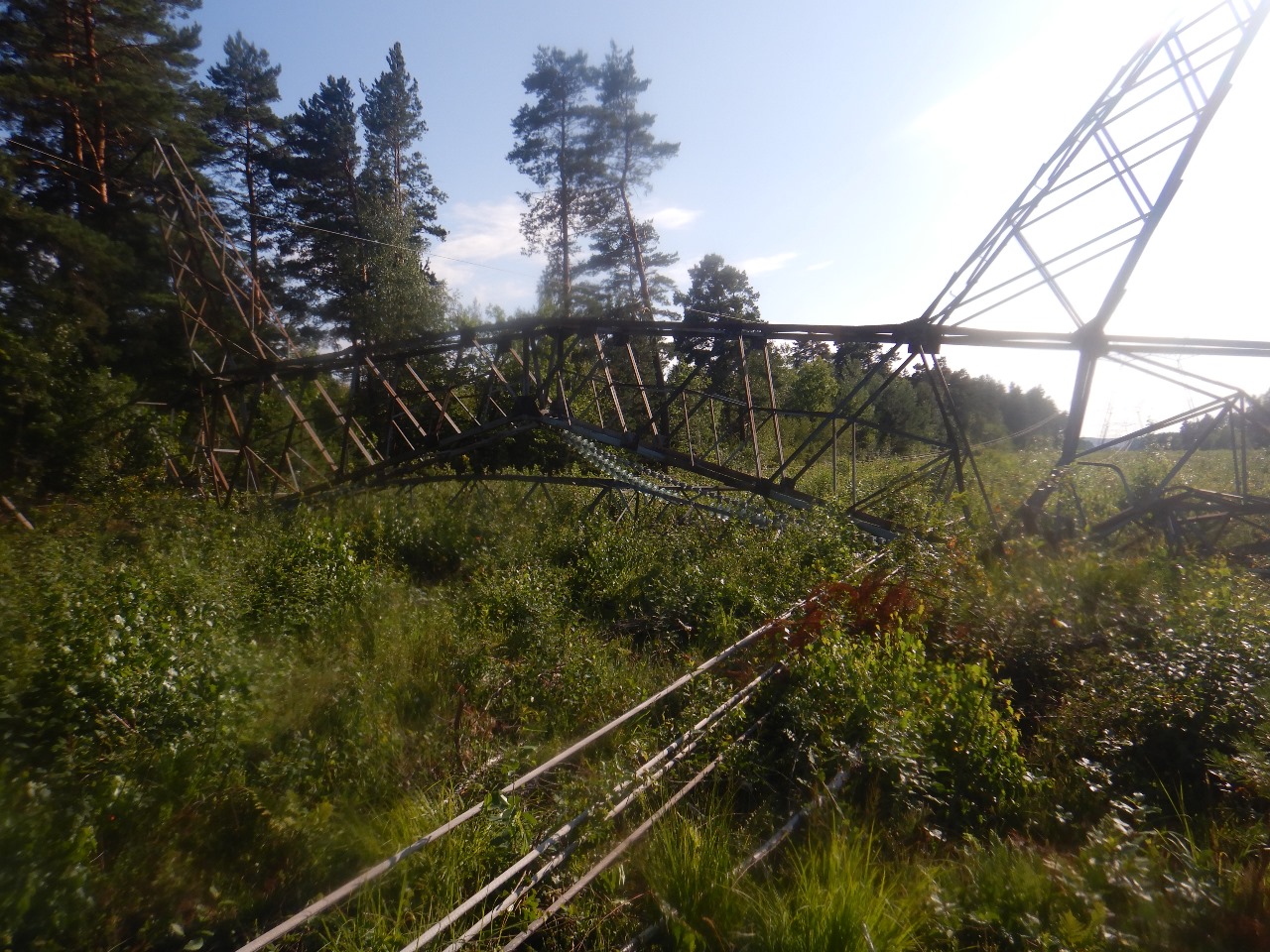 Через «мисливців за металом» на Львівщині впала електроопора