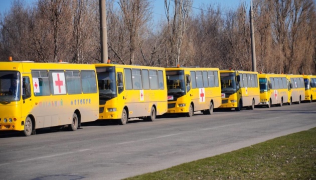 Росіяни обстріляли евакуаційні автобуси на Харківщині. Багато загиблих та поранених
