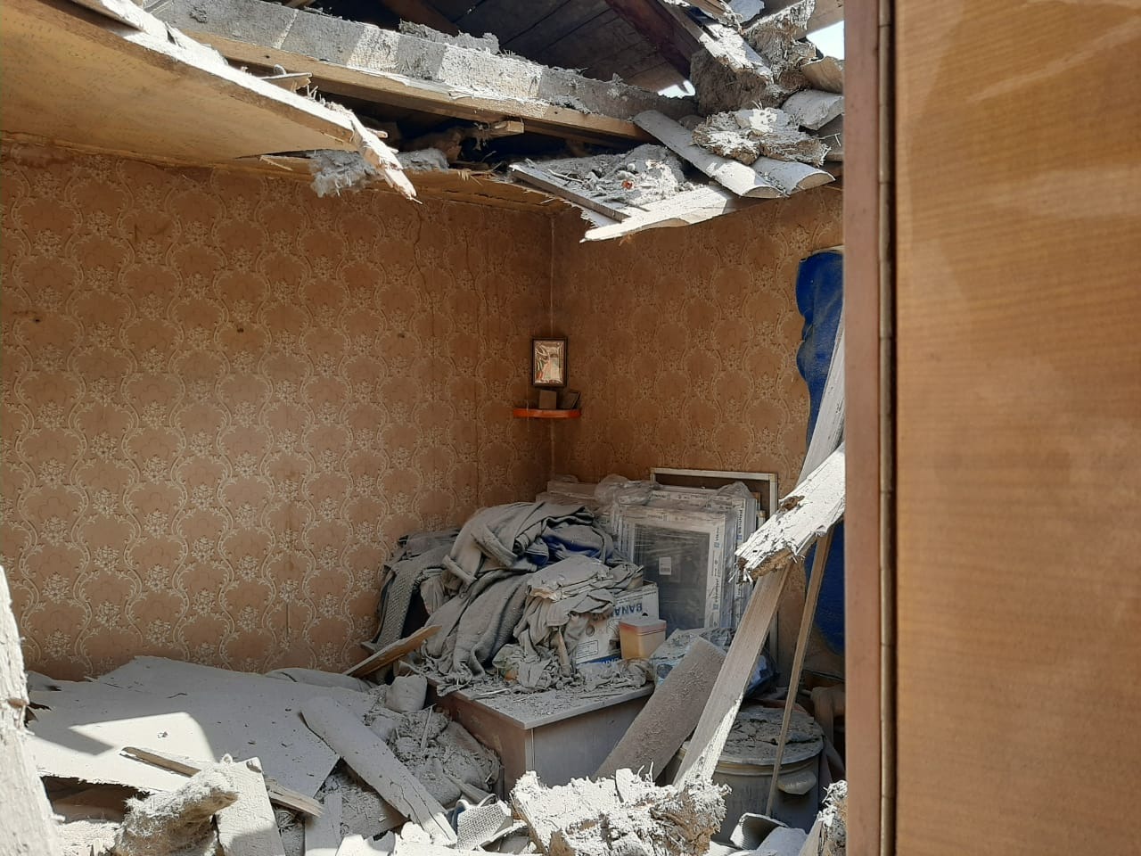 Міна бойовиків влучила у цивільний будинок на Донбасі, господар дивом вижив