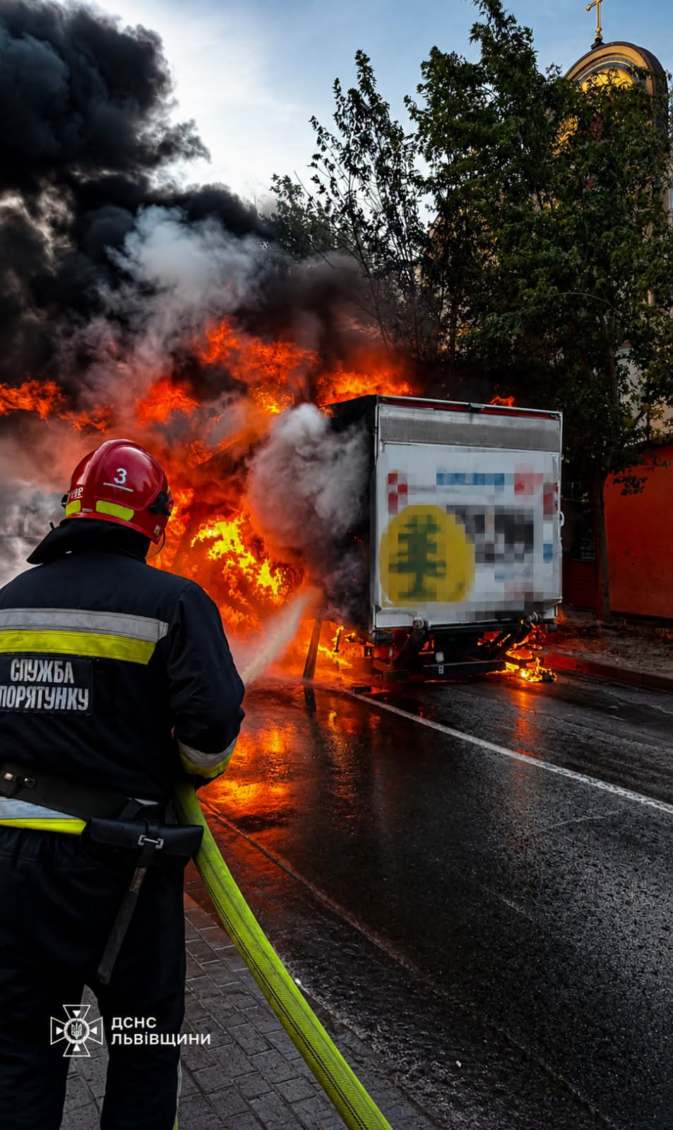 Ранкова пожежа у Львові: з'явилися нові фото
