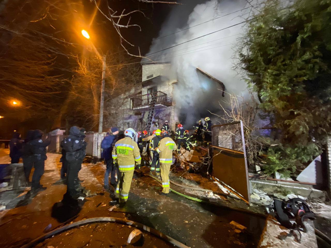 У Львові стався вибух у приватному будинку. Під завалами можуть бути люди