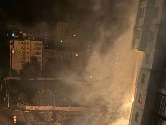 Ворожа атака «Шахедів» на Одещину: у Чорноморську горить багатоповерхівка
