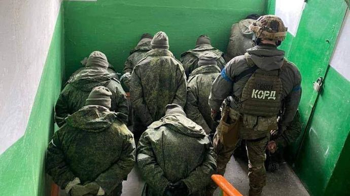 «Їх пускають як гарматне м’ясо»: У полон здаються цілі ворожі підрозділи разом із технікою