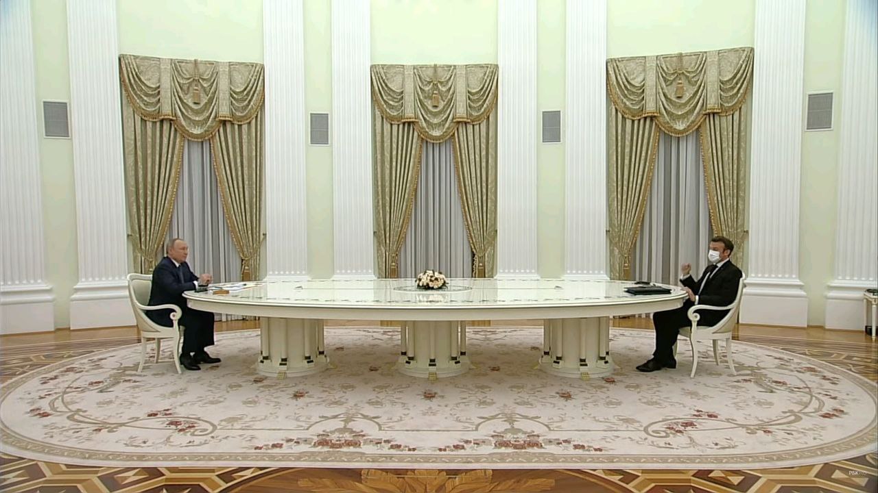 «Двоє розчарованих чоловіків». Макрон зустрівся з Путіним: перші подробиці розмови