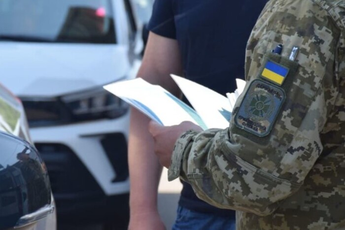 Масова втеча через «Шлях»: як псевдоволонтери залишали країну з дозволу Львівської ОВА