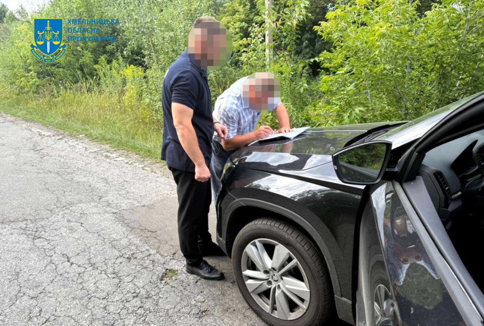 На Хмельниччині викрито масштабну схему зловживань: 13 посадовців отримали підозри