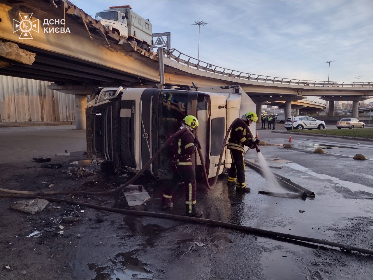 Падіння вантажівки з мосту у Києві: фото з місця аварії