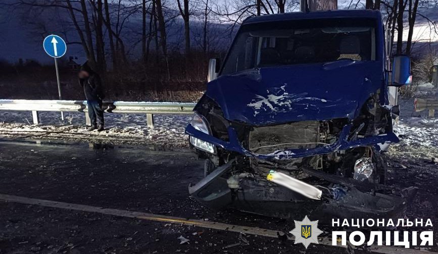 На Львівщині пасажирський автобус зіткнувся з мікроавтобусом. Постраждали двоє дітей