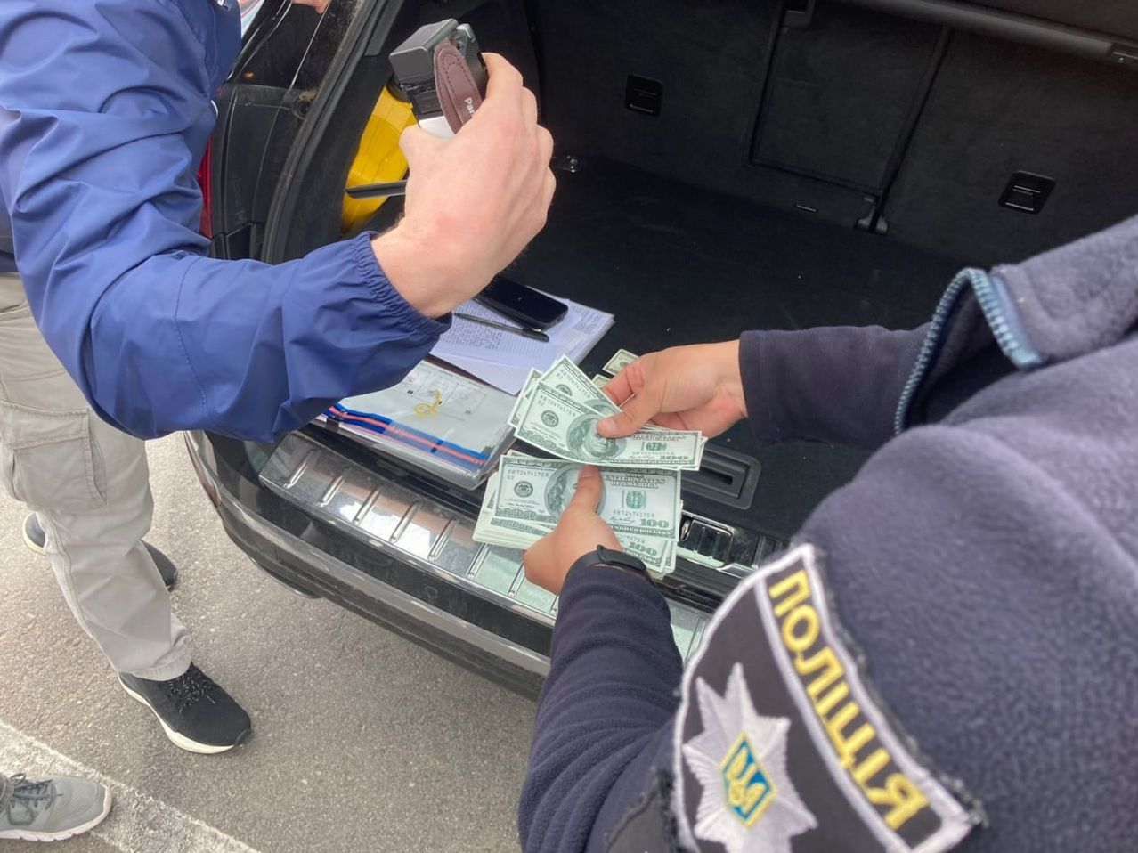 На Кіровоградщині «волонтер» продавав авто під виглядом гуманітарної допомоги – ОГП