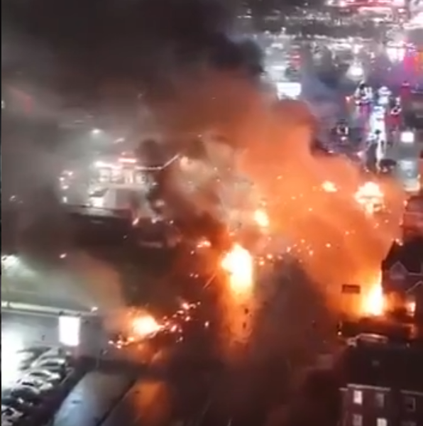 У Філадельфії літак розбився поруч з торговим центром (відео)