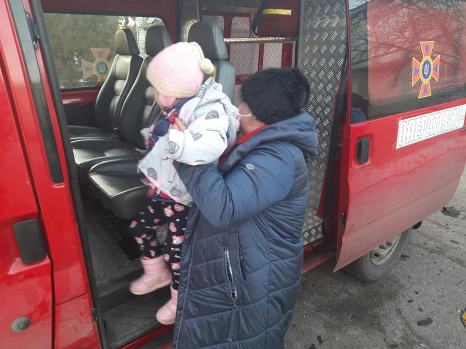 На Луганщині російські війська обстріляли дитячу лікарню: загорівся дах