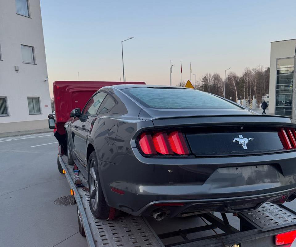 На Львівщині чоловік намагався провезти через кордон Ford Mustang під виглядом гумдопомоги (фото)