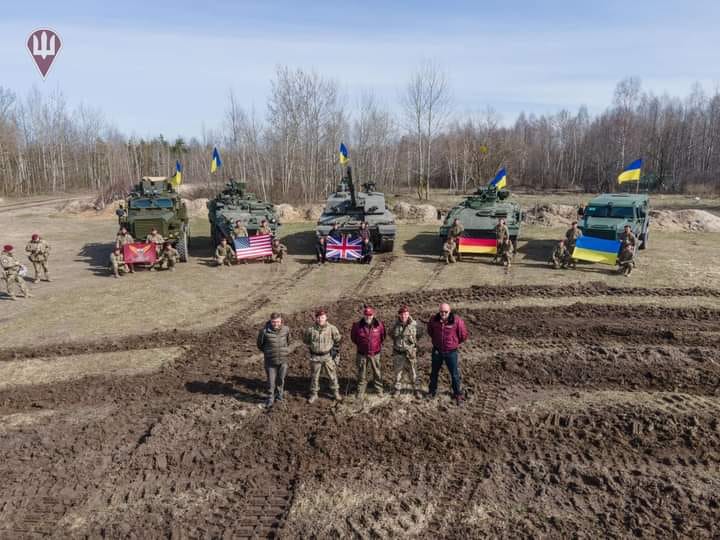 «Наш військовий зоопарк». Українські десантники отримали нову техніку від союзників