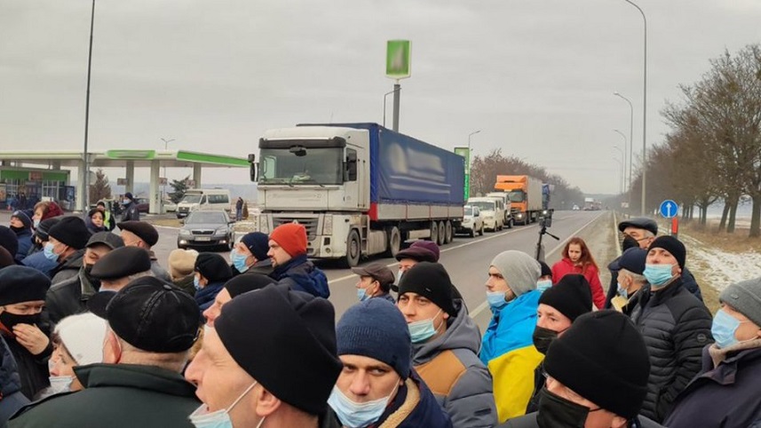 Протести на Львівщині: працівники перекрили дорогу Київ-Чоп