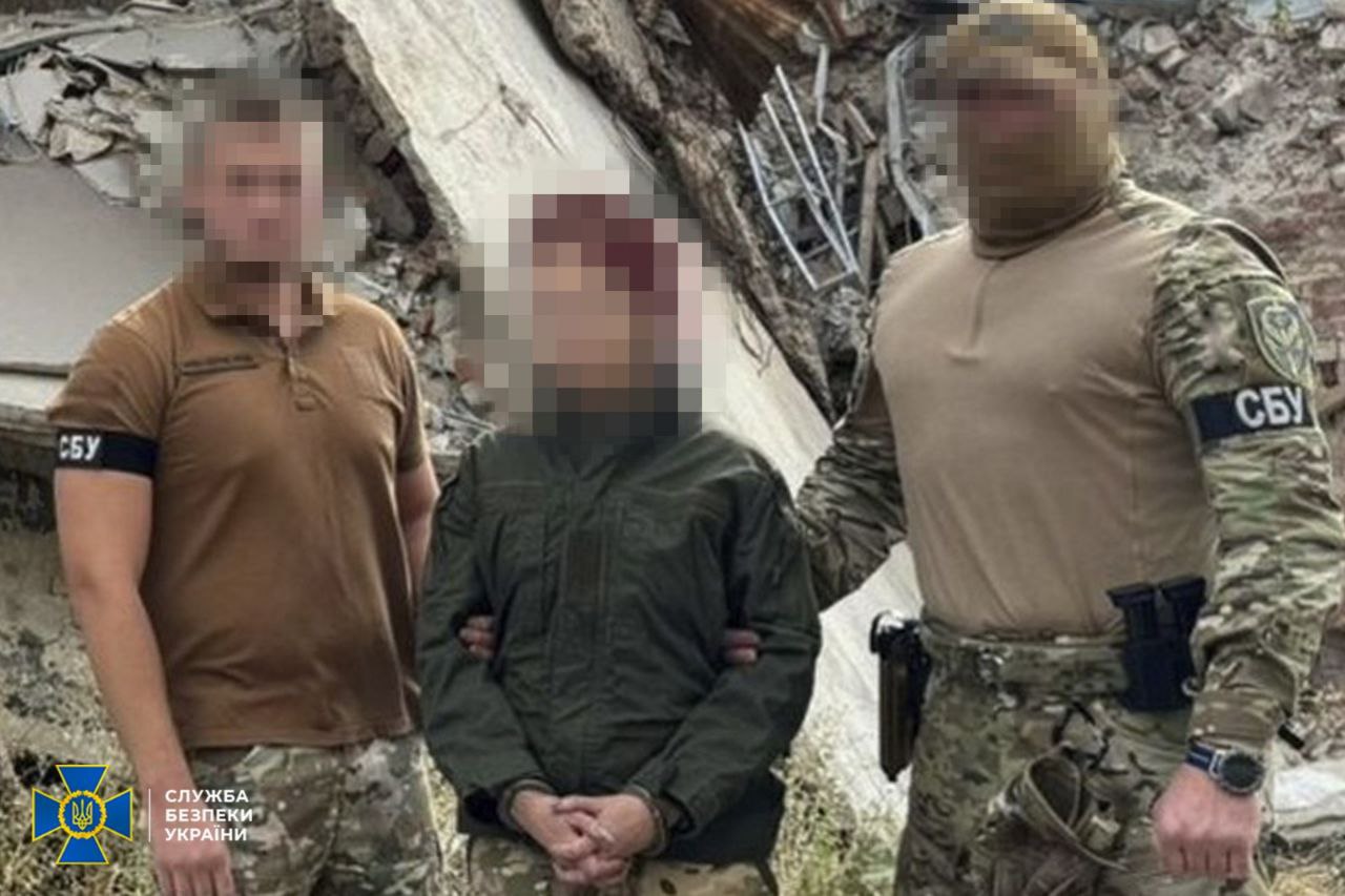 На Харківщині СБУ затримала коригувальницю, яку завербували через пропозицію «близьких стосунків»