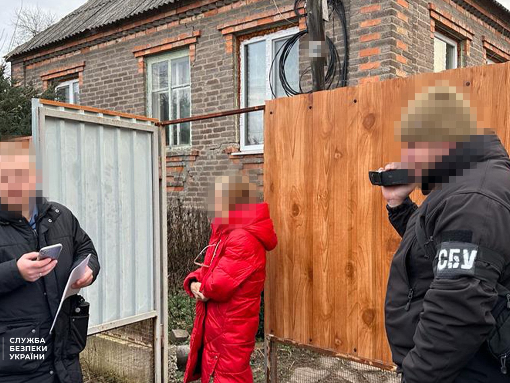 Працювала на росіян через "батюшку". Донеччині затримали коригувальницю