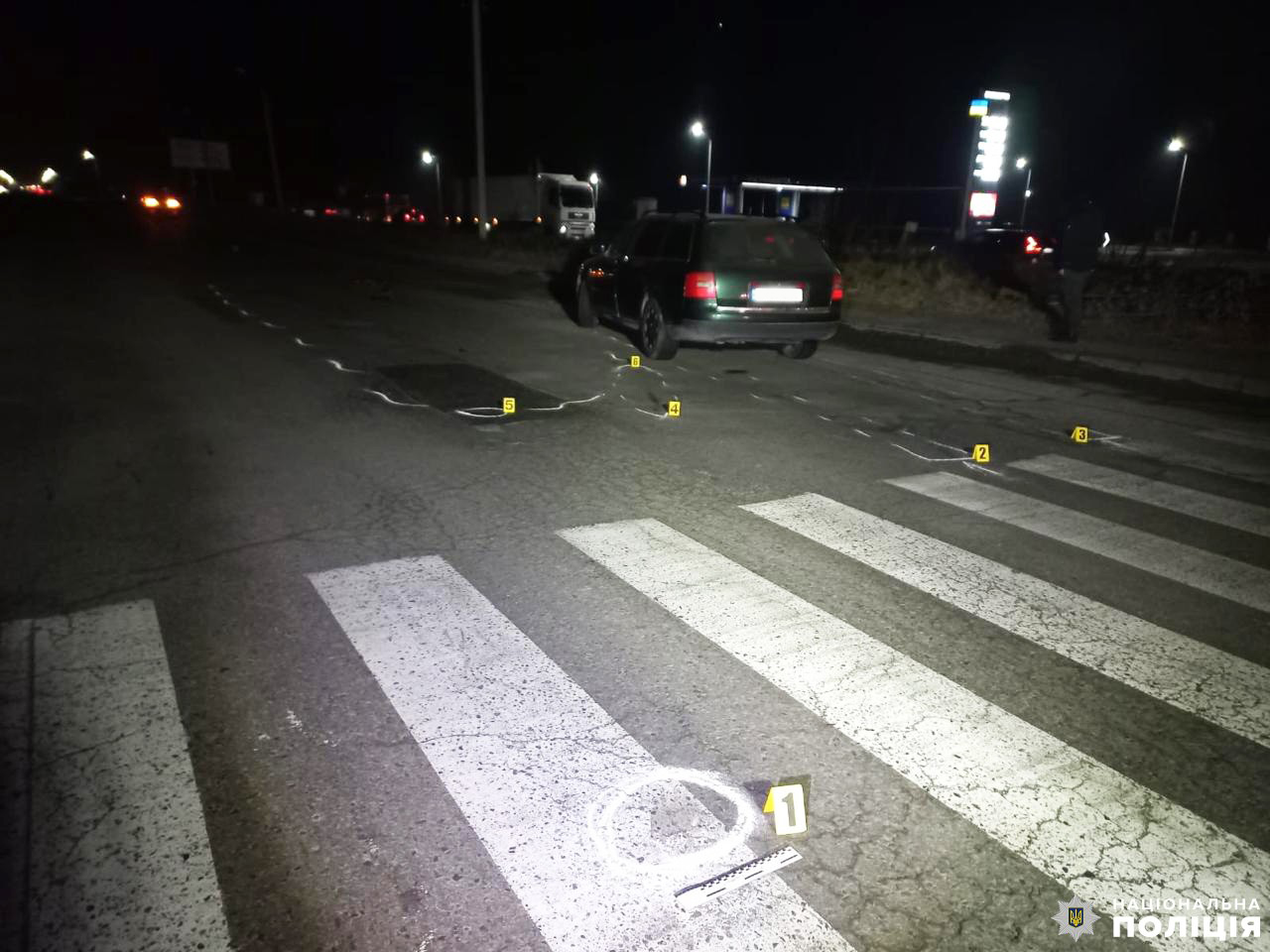 На Рівненщині два авто переїхали пішохода: Деталі моторошної ДТП