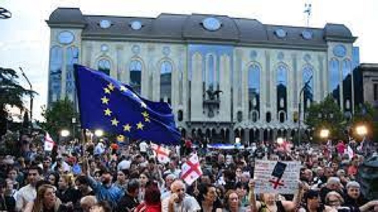 “Ми Вам допоможемо”: Зеленський звернувся до мітингувальників у Тбілісі