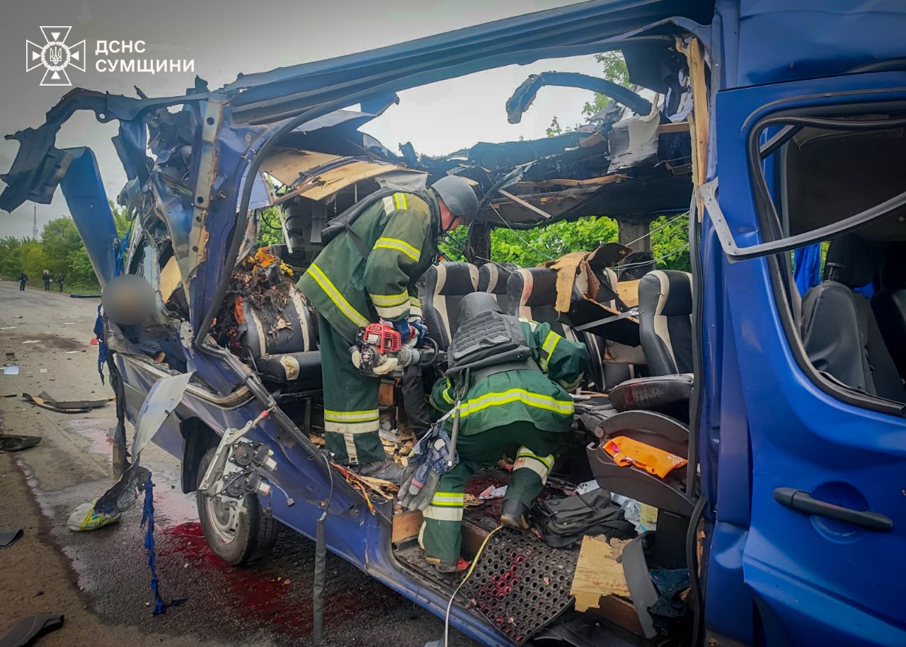 Рятувальники деблокували тіла пасажирів із евакуаційного автобусу на Сумщині: моторошні кадри
