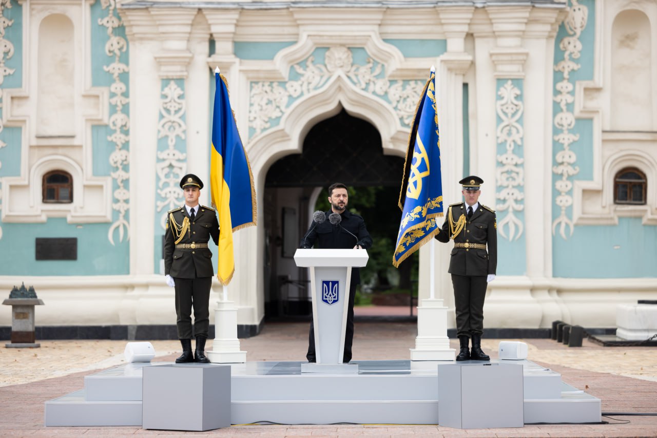 Зеленський привітав українців з Днем Конституції: «Україна – це мільйони імен, якими ми пишаємося»
