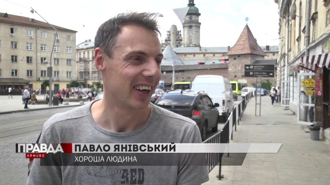 Хлопець перевозив на велосипеді людей через калюжу