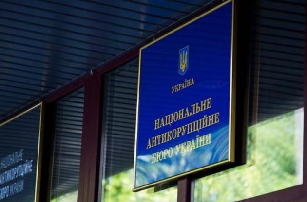 Публічні службовці вивезли через кордон незаконно отриманої готівки на $5 мільйонів