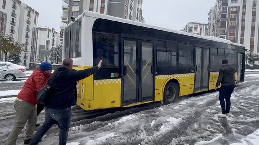 Стамбул "заблокувало" снігопадом: що відбувається в місті (ВІДЕО)