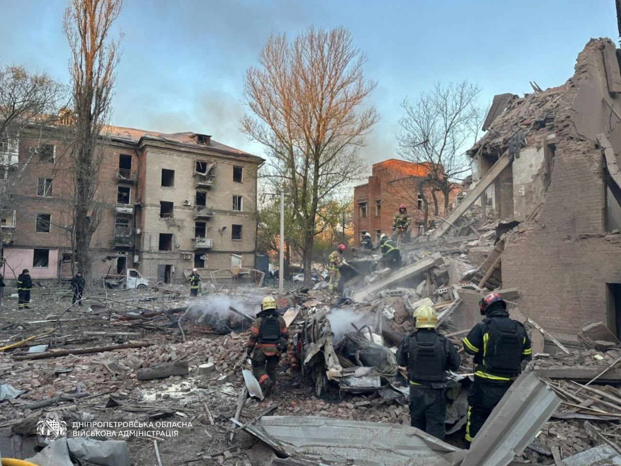 Ворожа атака на Дніпро: зруйновано багатоповерхівку, під завалами шукають людей