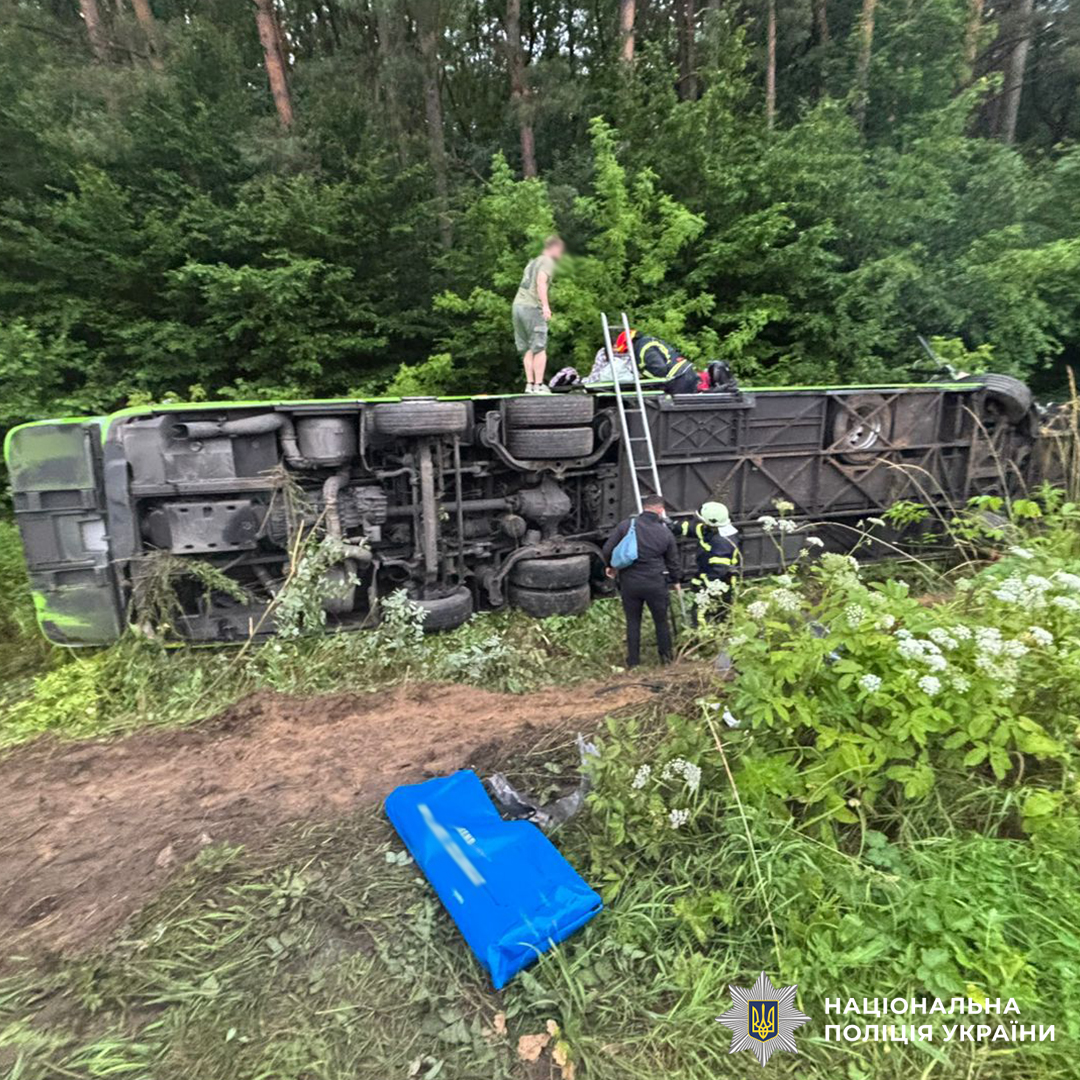 Масштабна ДТП на Львівщині за участі автобуса та легковика: травмовані 32 людини (фото)