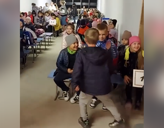 У Києві школярі під час повітряної тривоги співають "Стефанію"