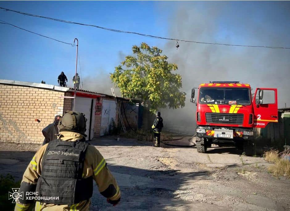У Херсоні рятувальники потрапили під повторний обстріл, їх госпіталізували