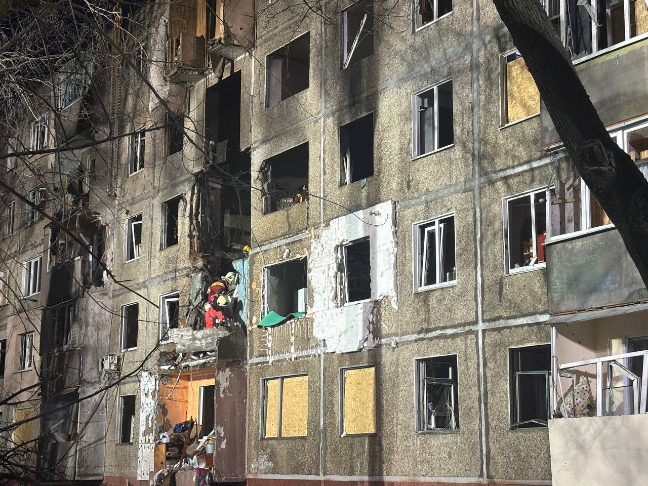 Удар по багатоповерхівці в Чернігові 25 грудня: є загибла, серед постраждалих – діти (фото)