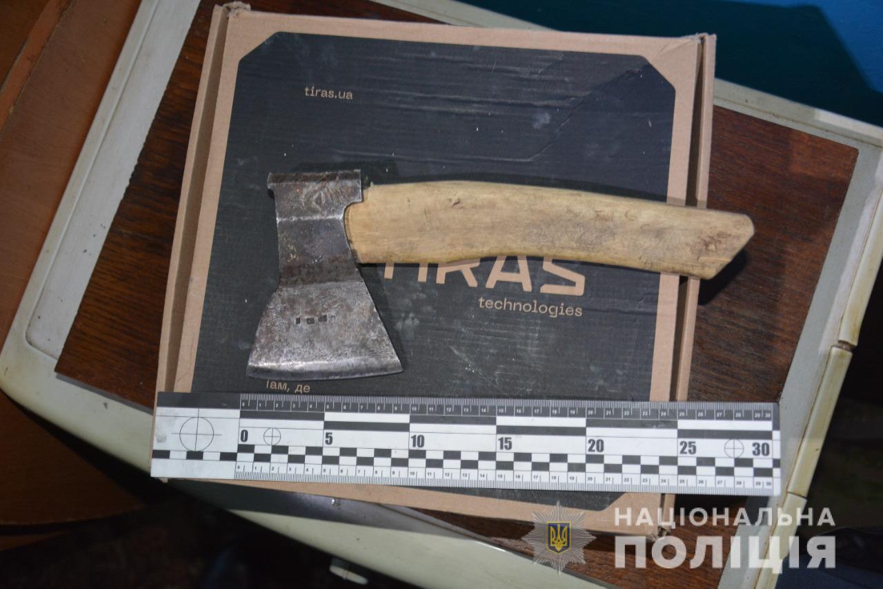 На Львівщині чоловік ледь не зарубав сокирою рідного брата