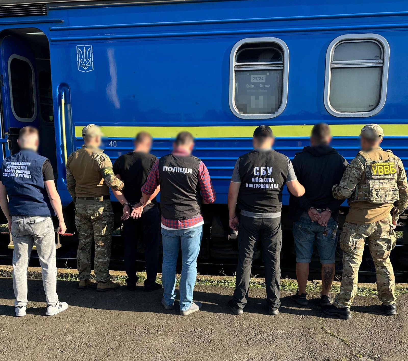 Намагався вивезти ухилянта до Польщі в службовому купе: провідника та його «пасажира» затримали (фото)