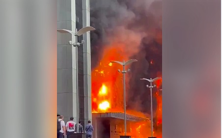 Згарище за годину. У Москві вогнем охопило бізнес-центр з людьми