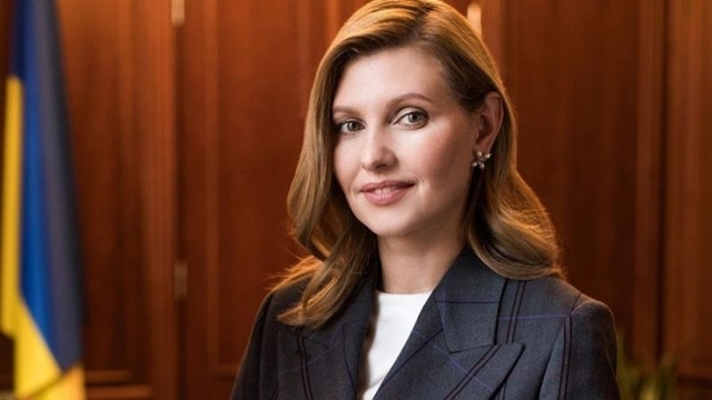 Зеленська після критики у соцмережах пояснила, чому прийшла у Версаль в кросівках