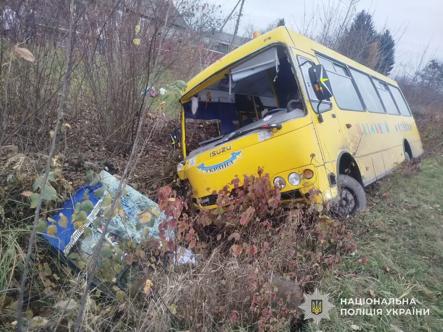 На Львівщині шкільний автобус потрапив в аварію (фото)
