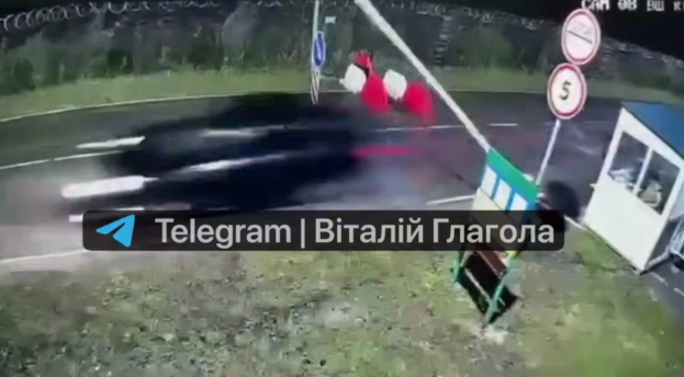 На Закарпатті водій позашляховика протаранив шлагбауми і прорвався на територію Угорщини (відео)