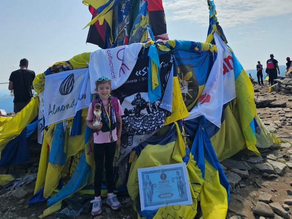 Пʼятирічна львівʼянка піднялася на Говерлу і встановила рекорд України (фото)