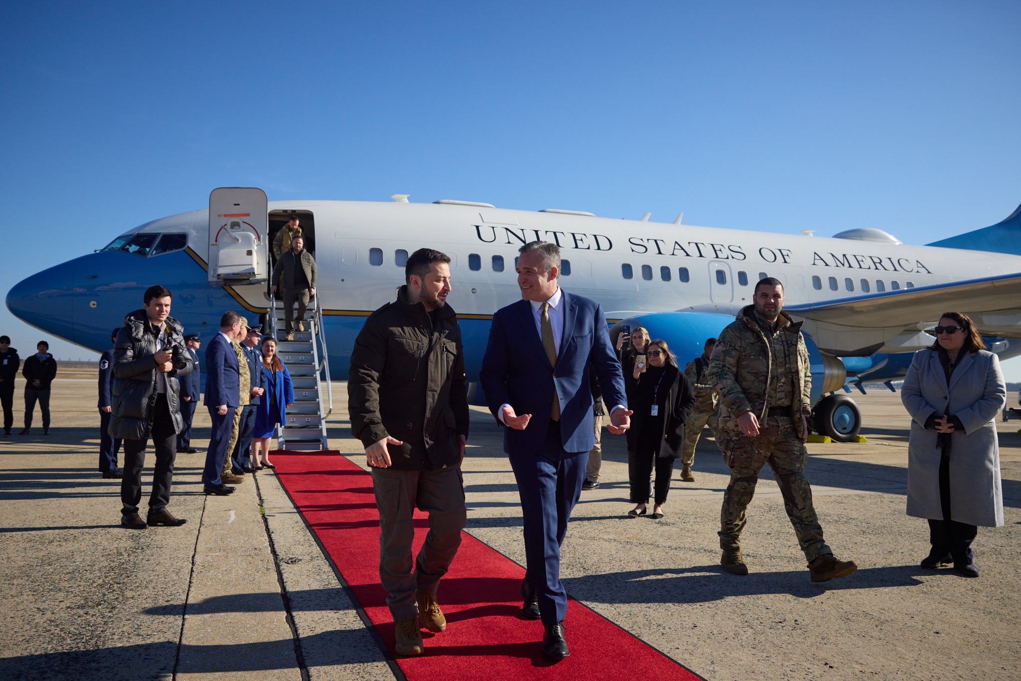 Зеленський назвав мету візиту в США та показав перші фото