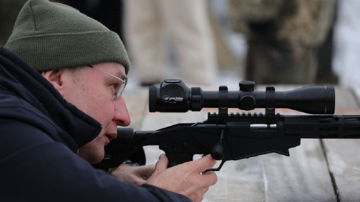 «Заброньовані» від призову: чому оточення Садового "воюватиме" лише в тирах