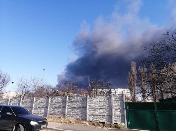 Російські окупанти обстрілюють Чернігів. Виникла пожежа поблизу «Епіцентру»