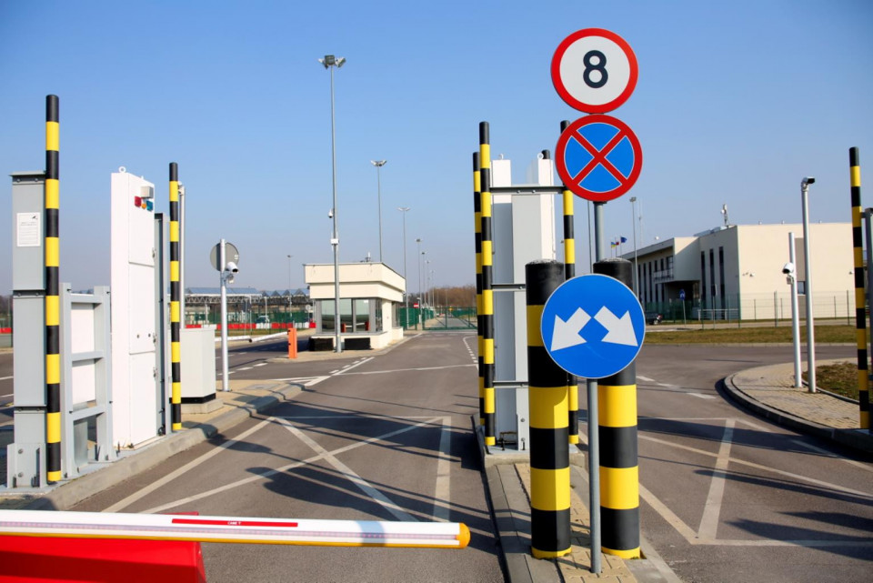 Українцям дозволили ввозити автомобілі на всіх пунктах пропуску Львівщини