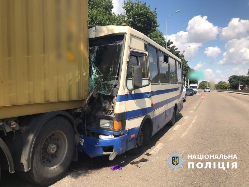 В Одесі водієві стало зле і він в'їхав у припарковану вантажівку: що відомо